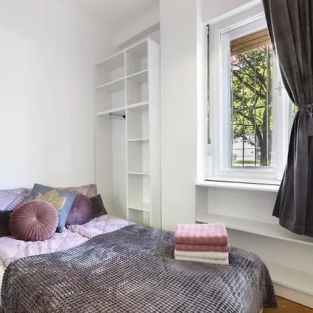 Buda Centre Homes By The Allee Shopping Mall * Budapesta
